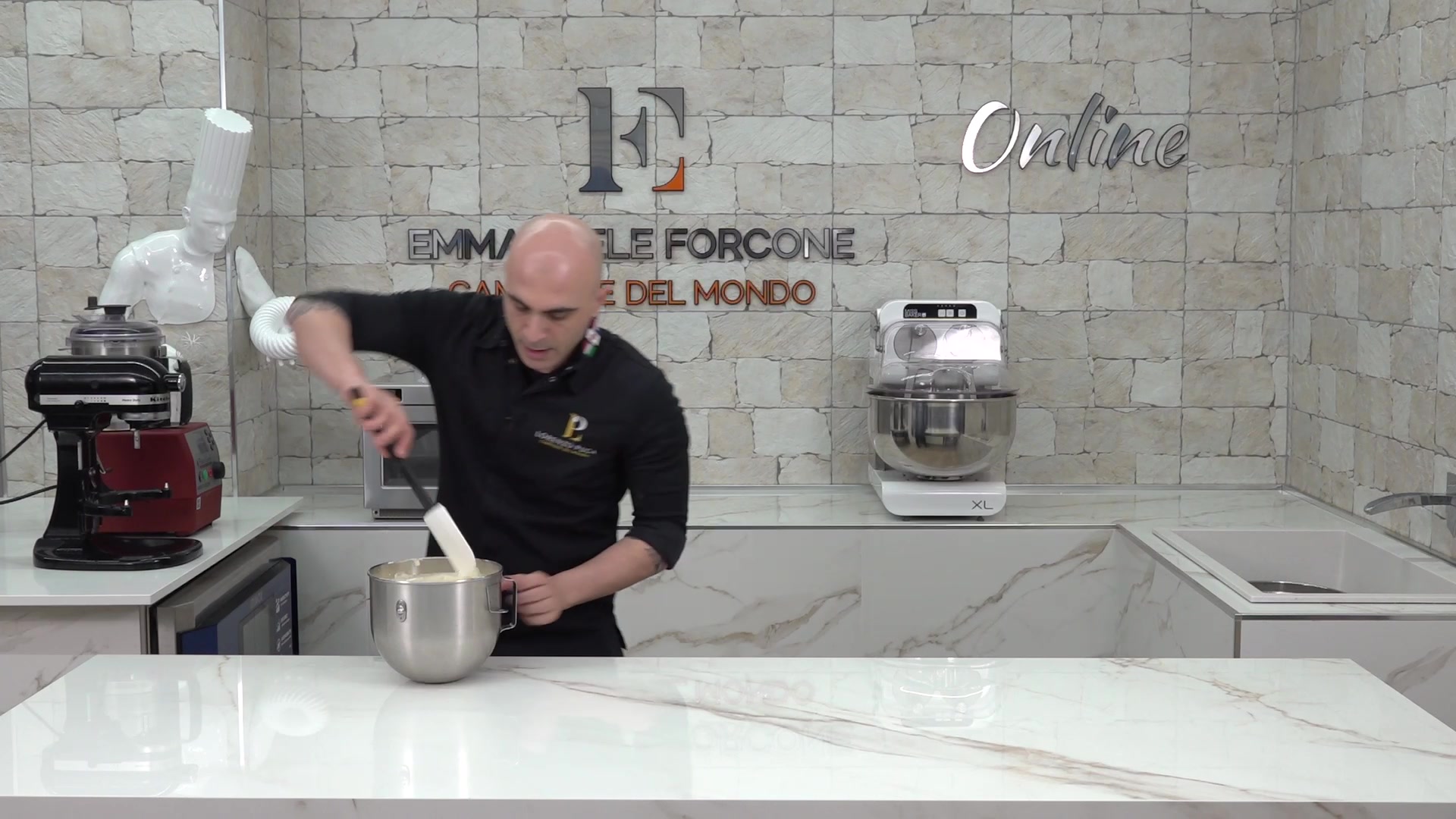 Lorenzo Puca durante la preparazione della torta Arabesque