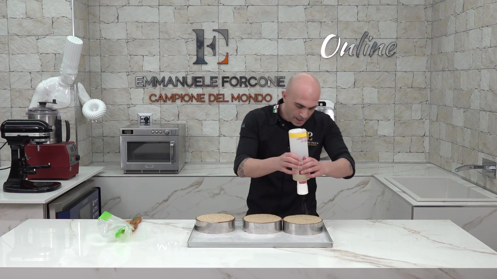 Lorenzo Puca farcisce la torta Arabesque con la sac à poche