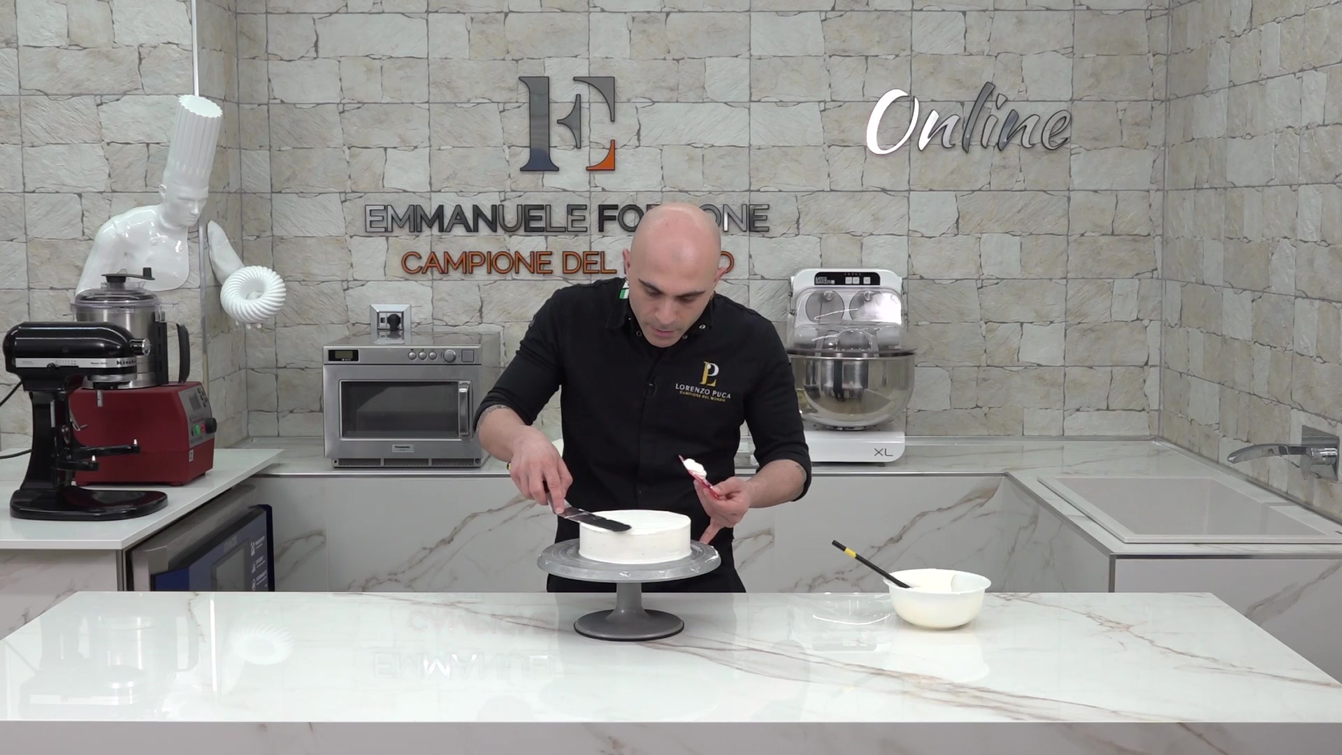 Lorenzo Puca rifinisce la torta Arabesque sul piatto girevole